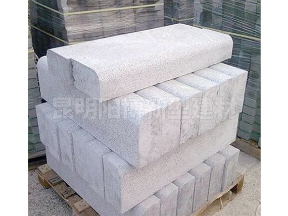 昆明混凝土路沿石施工現(xiàn)場(chǎng)需要注意什么呢？